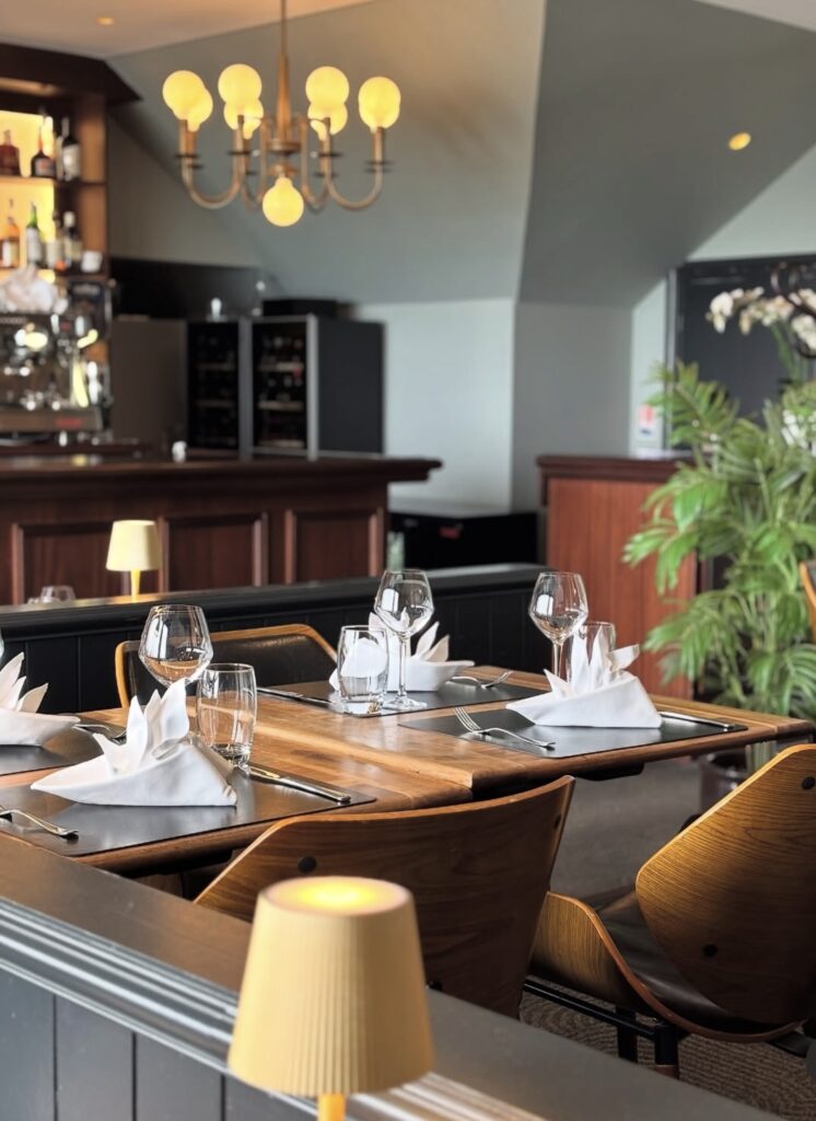 salle du restaurant la vie est belle à ploemeur