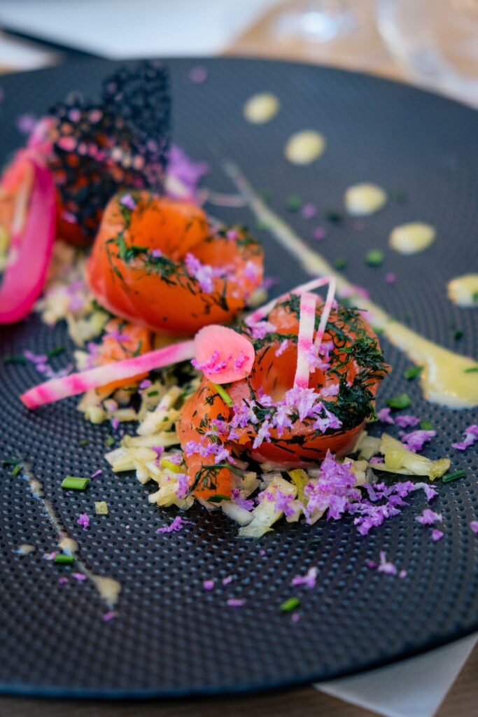 Entrée à la carte saumon gravelax restaurant le 76 à Besançon