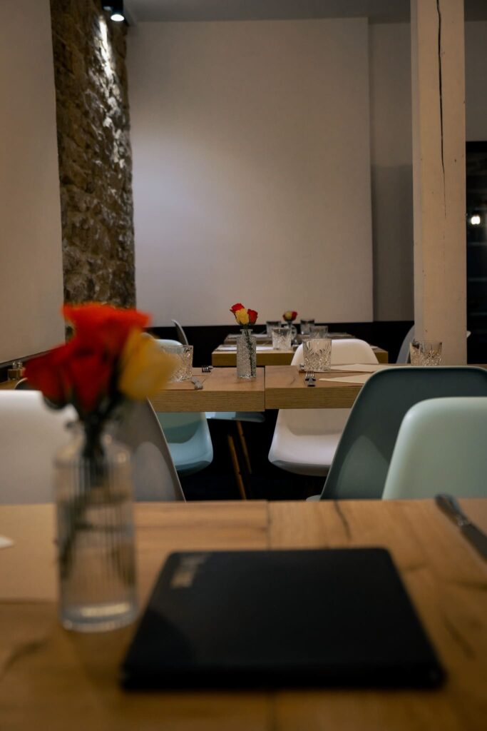 Intérieur de la salle du restaurant le 76 à Besançon