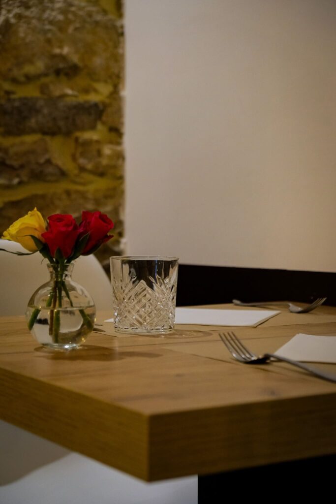 Table intérieur du restaurant le 76 à Besançon