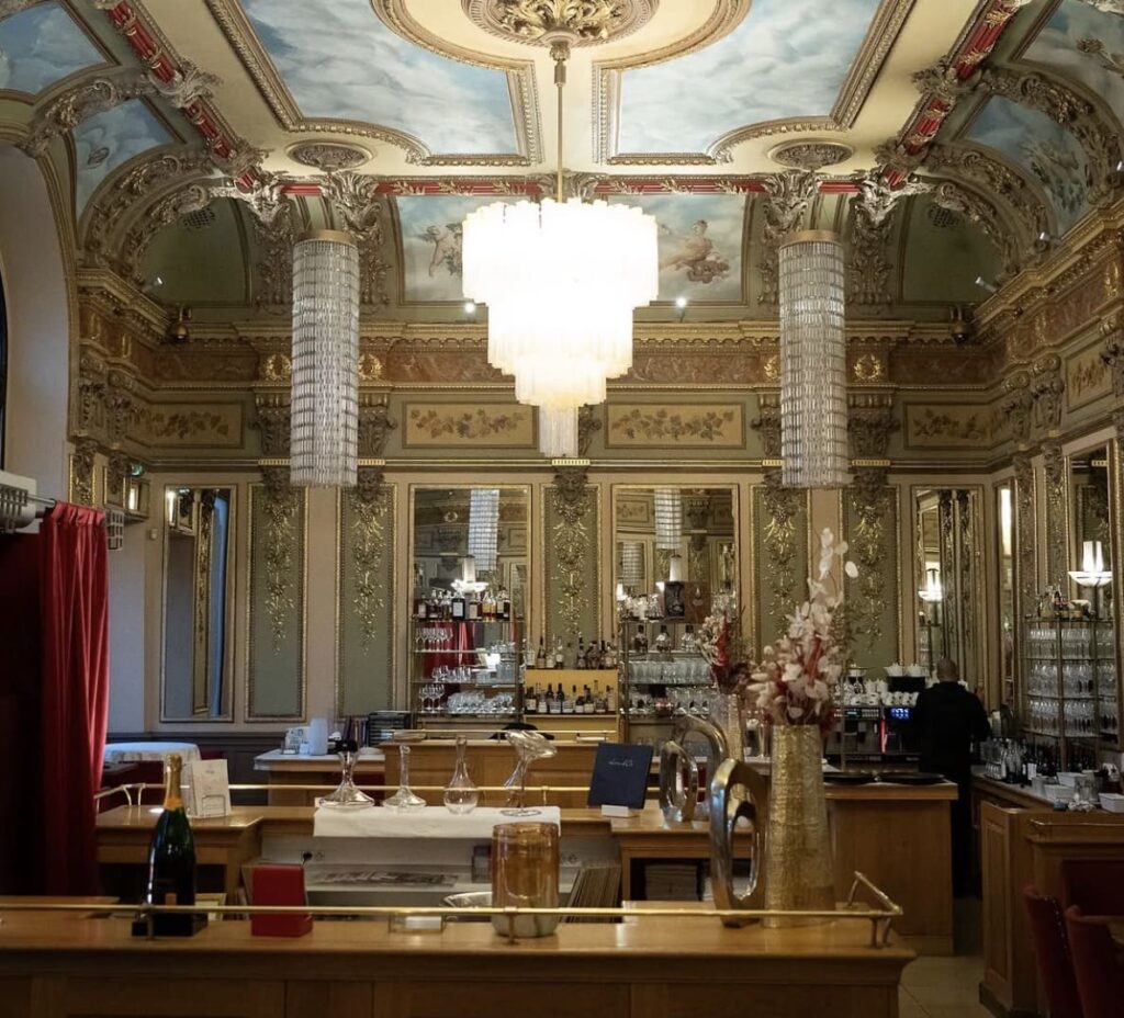 restaurant avec lustre et ornement le bibent à Toulouse