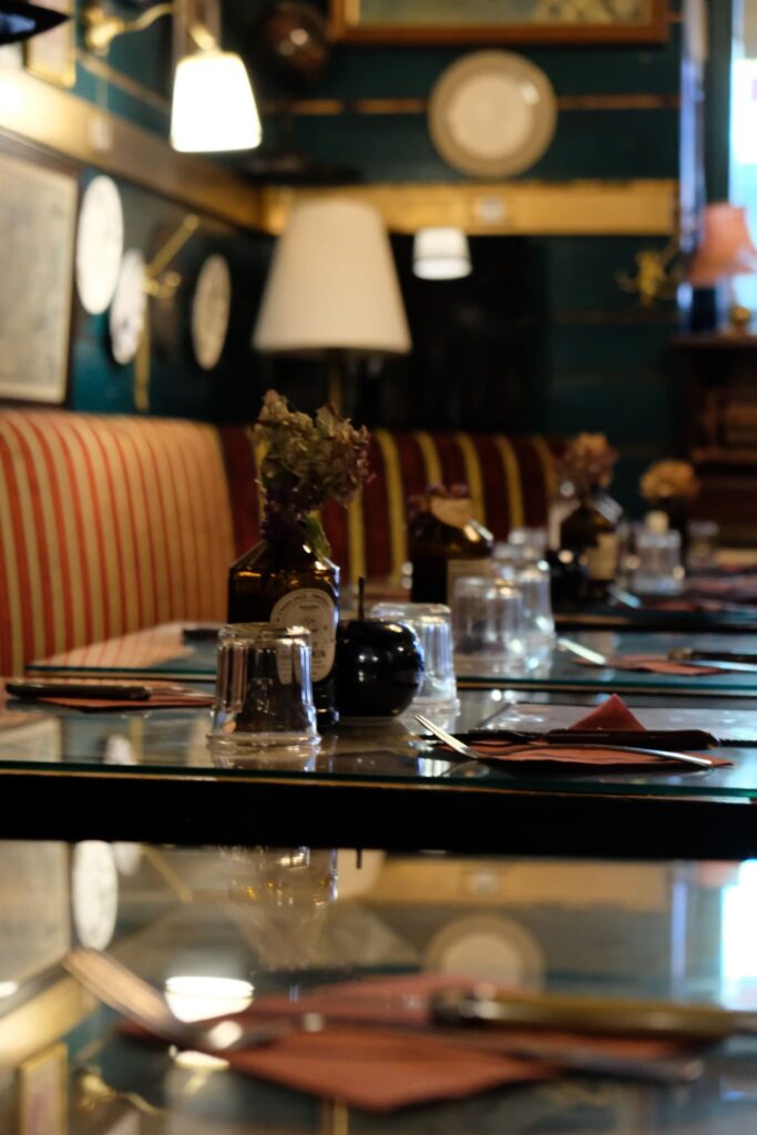 Table dressée intérieur du restaurant Le Chapelier à Besançon