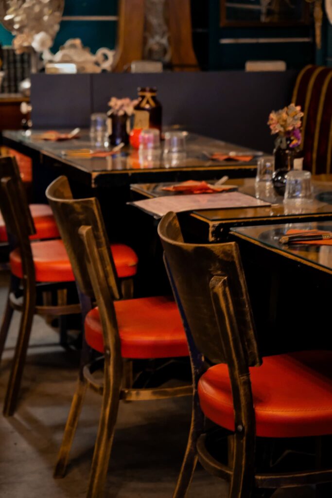 Tables intérieur du restaurant Le Chapelier à Besançon
