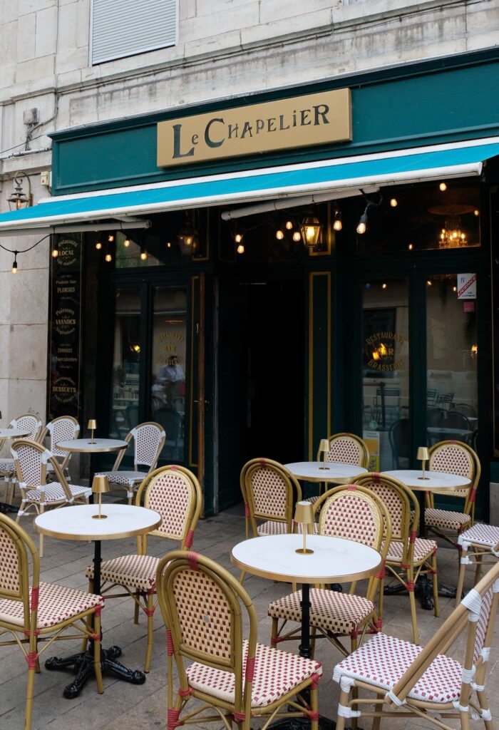 Terrasse et devanture du restaurant Le Chapelier à Besançon