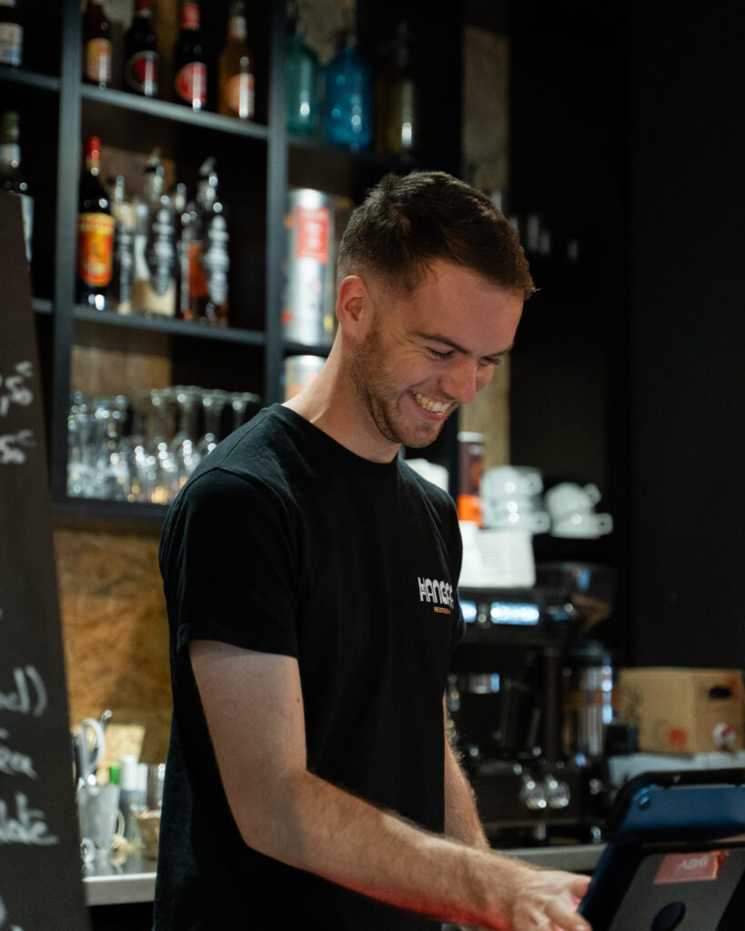 Le serveur du restaurant Le Hangar au Relecq-Kerhuon