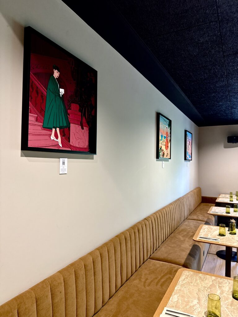 Salle d'exposition et table du restaurant Le patio