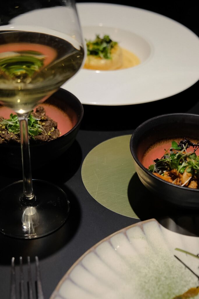 Assiettes sur table au Saint Cerf à Besançon