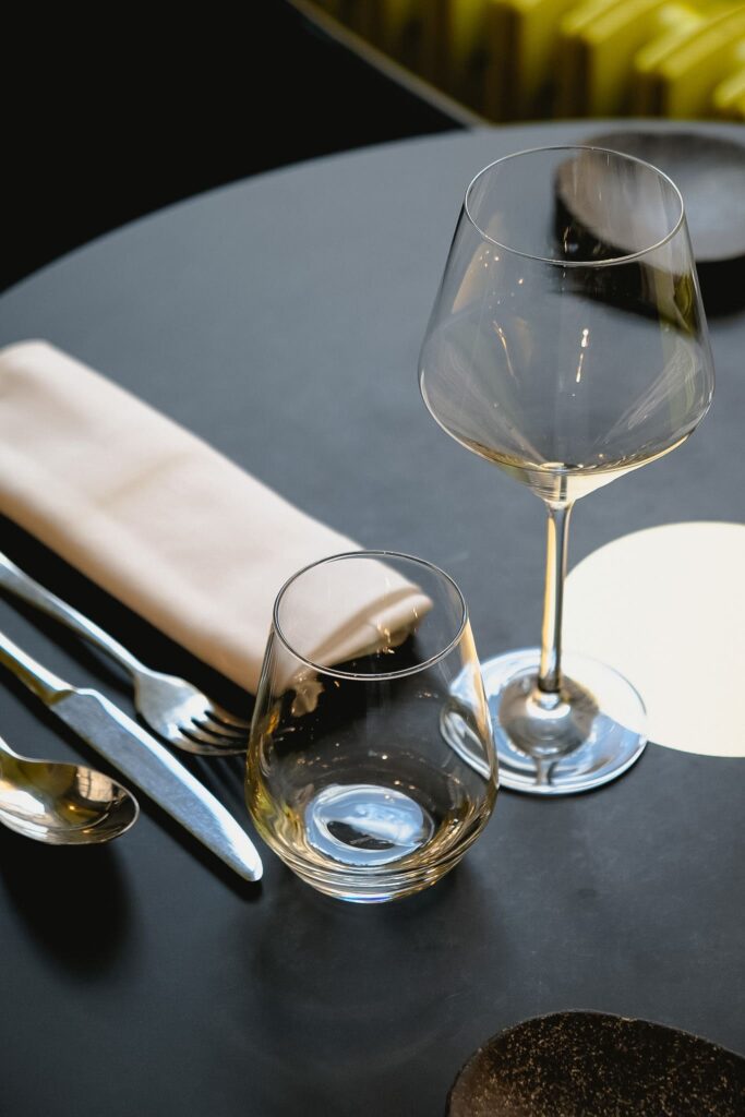 Couverts sur table au Saint Cerf à Besançon