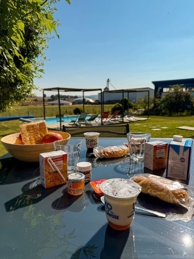 Petit déjeuner sur la terrasse face à la piscine