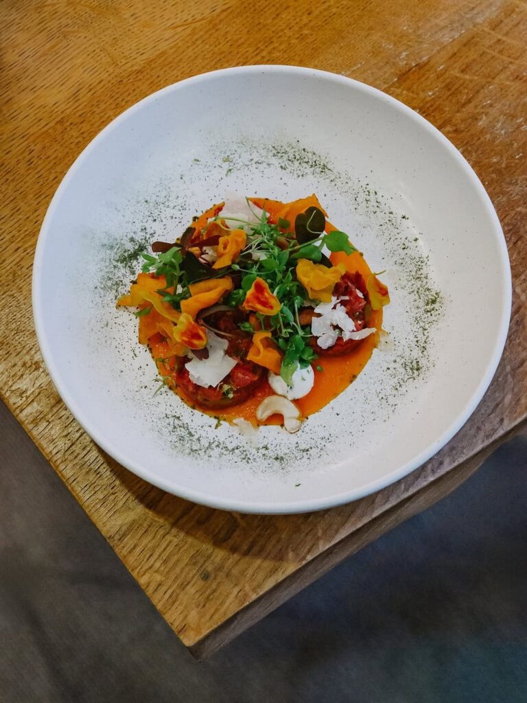 Assiette de restaurant de type cuisine française à Tarbes, près de Pau.