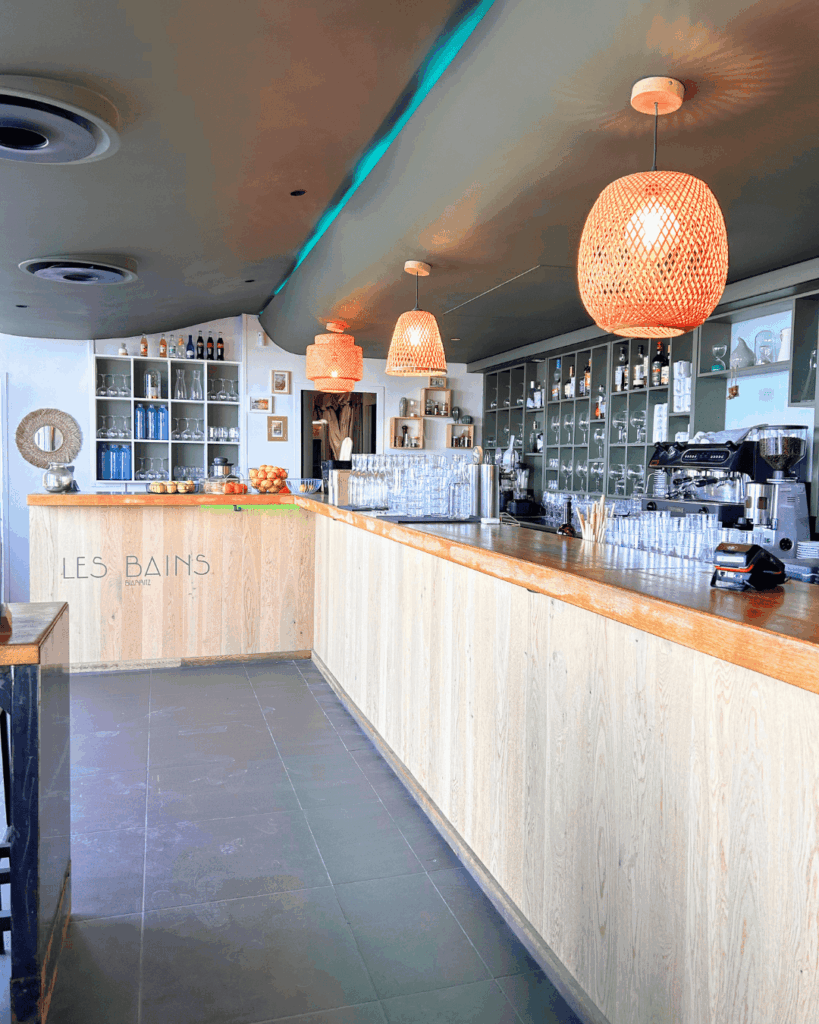 l'intérieur au restaurant les bains à Biarritz