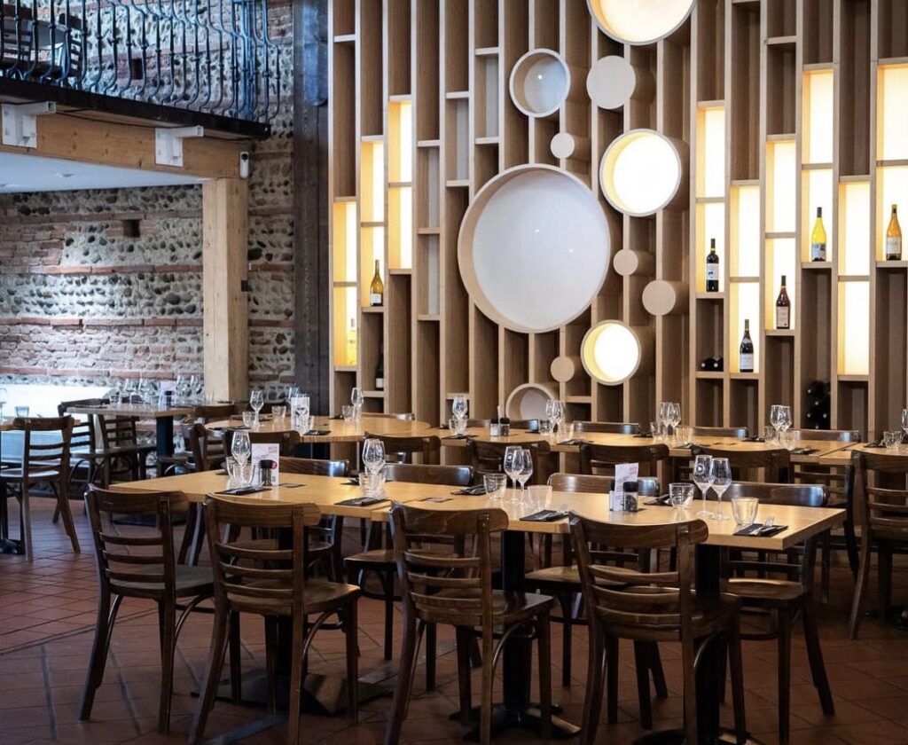 salle et décoration bois les bouillons toulousains a labege