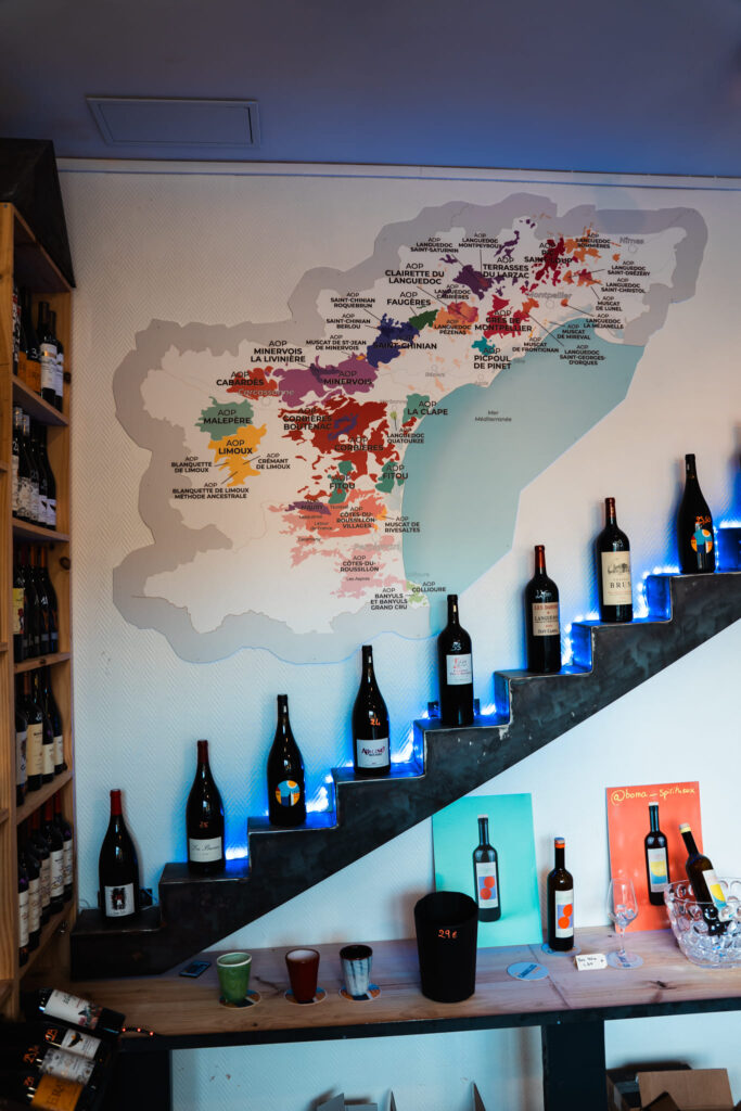 Vue sur un étalage avec une carte de l'origine des vins, chez Les Canailles du Midi, à Bordeaux Chartrons