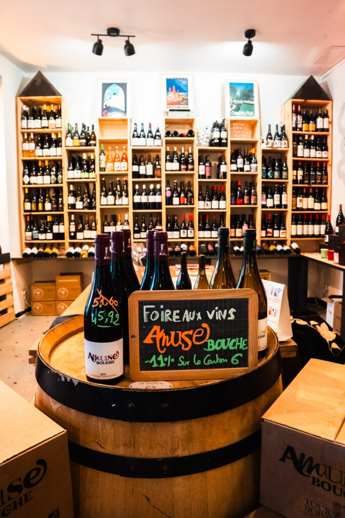 L'intérieur de la Cave à vin, chez Les Canailles du Midi, à Bordeaux Chartrons