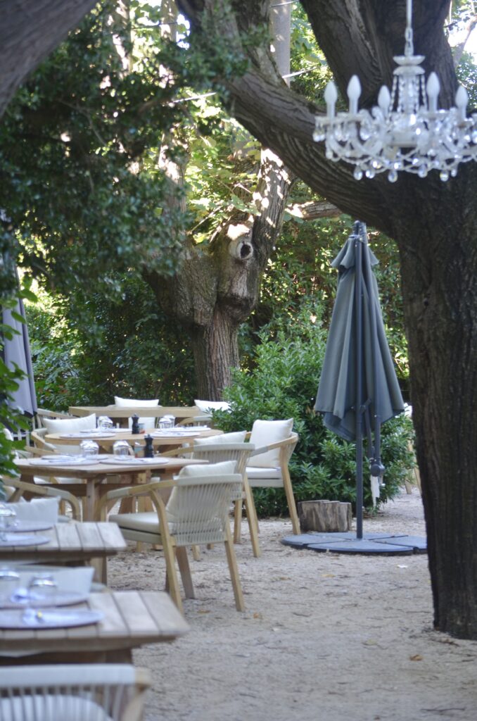 Le jardin du restaurant l'Heure Bleue