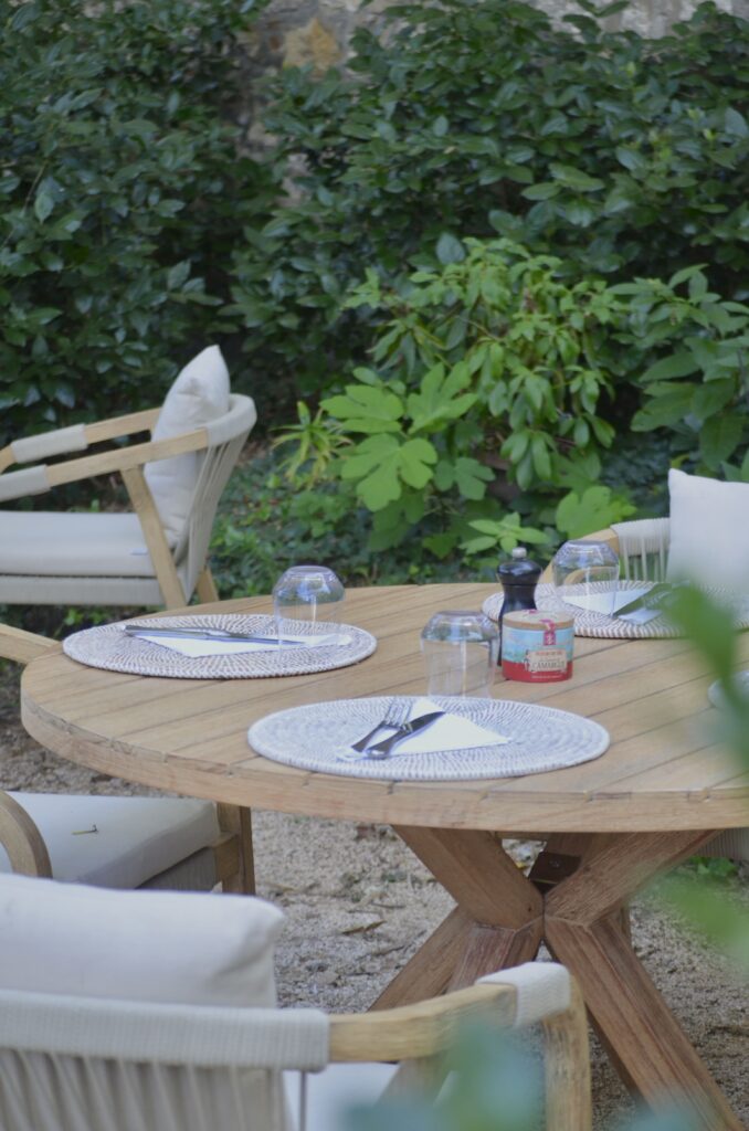 Les tables dans le jardin du restaurant l'Heure Bleue
