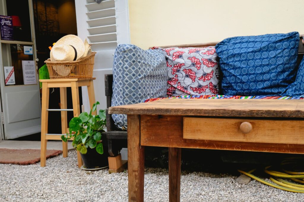 Banquette extérieur sur la terrasse de L'Îlot à Ornans