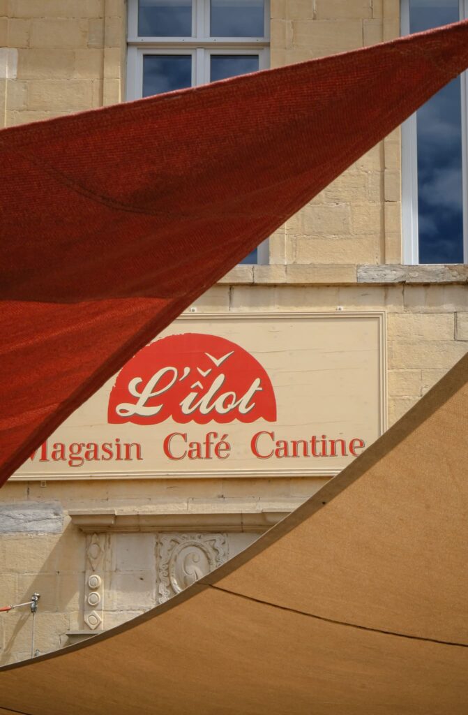 Devanture de L'Îlot à Ornans