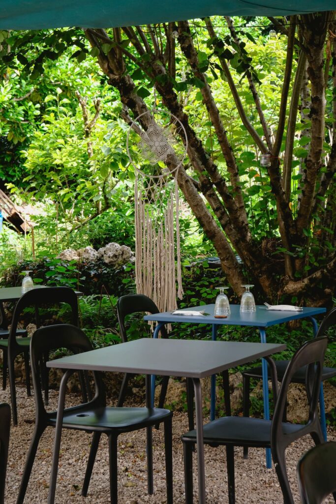 Table de la terrasse de L'Îlot à Ornans