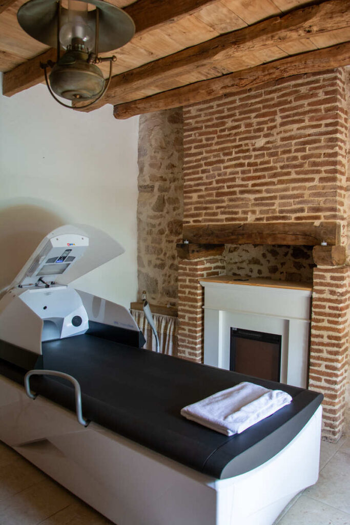 La table de massage du gîte Les 3 Clefs de Gaya à 20 minutes de Limoges
