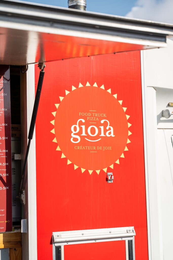 Le logo Gioia, visible et accueillant, attire les amateurs de pizzas artisanales à Saint-Malo. Gioia, Saint-Malo.