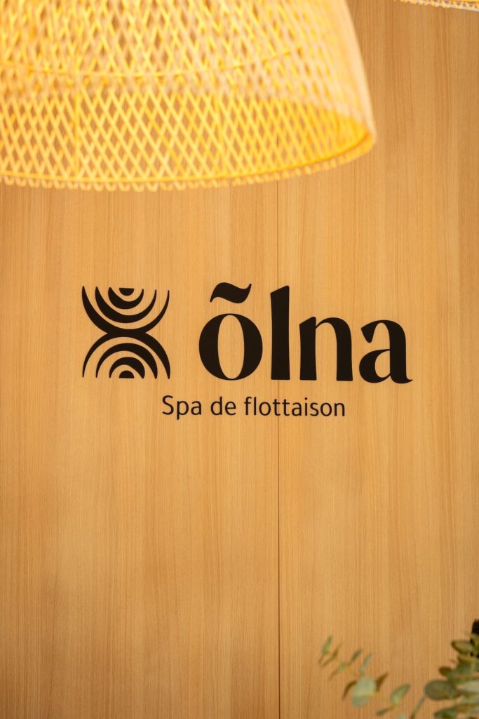 Design minimaliste et raffiné qui attire le regard sur le logo de Olna à Saint-Grégoire