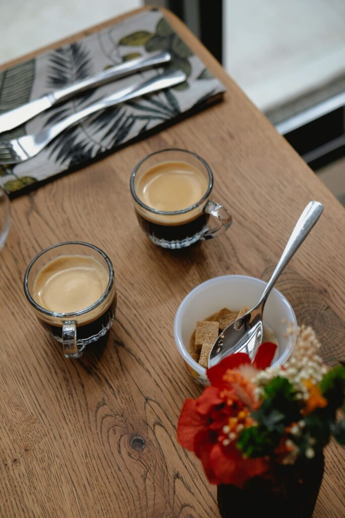 Café sur une table dans la salle de loue à la bouche à Scey-Maisiere