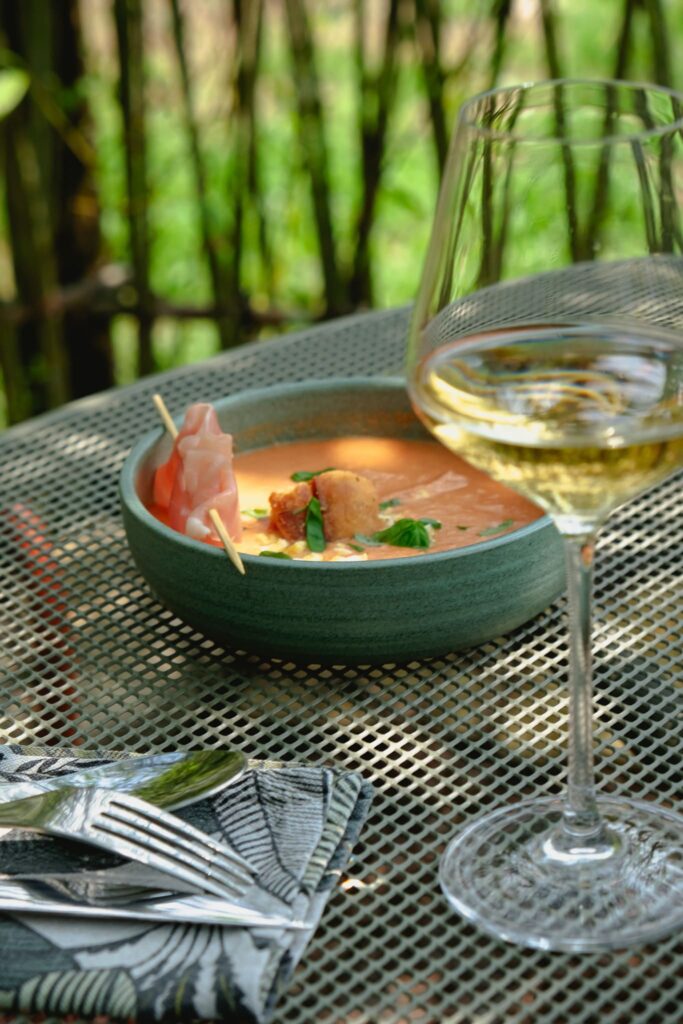Entrée à l'ardoise velouté sur une table en terrasse