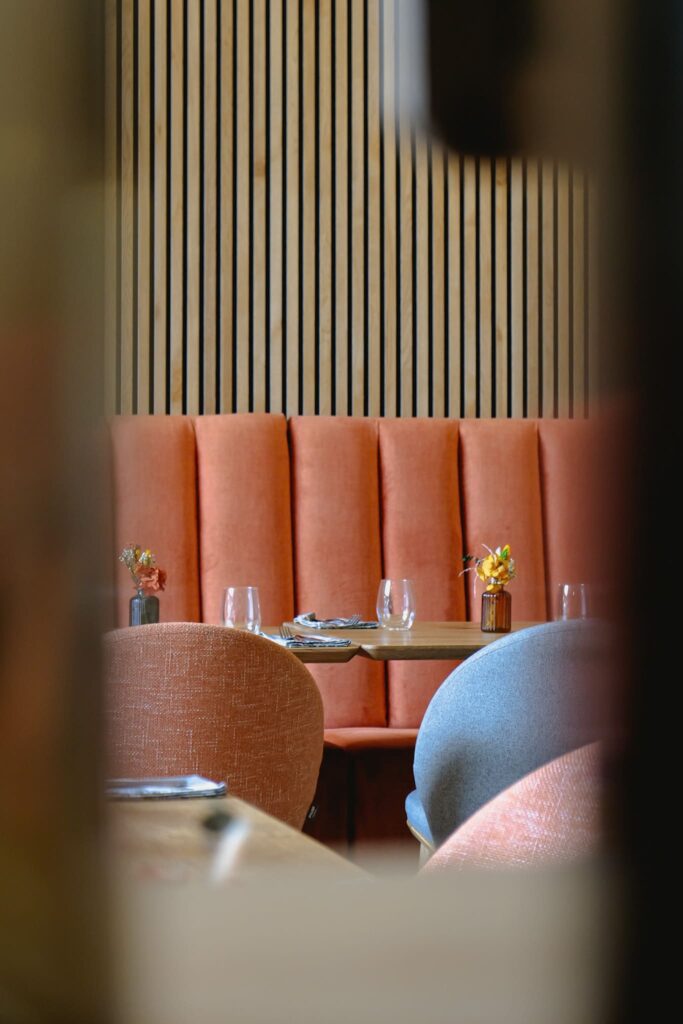 Intérieur de la salle de Loue à la Bouche à Scey-Maisiere