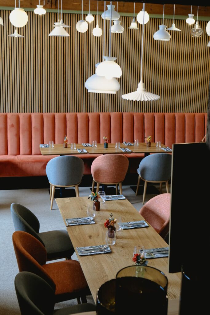 Tables dressées de la salle de Loue à la Bouche à Scey-Maisiere