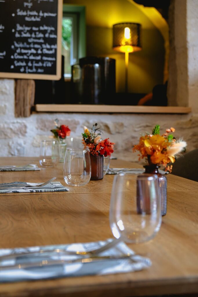 Tables dressées à l'intérieur de Loue à la Bouche à Scey-Maisiere