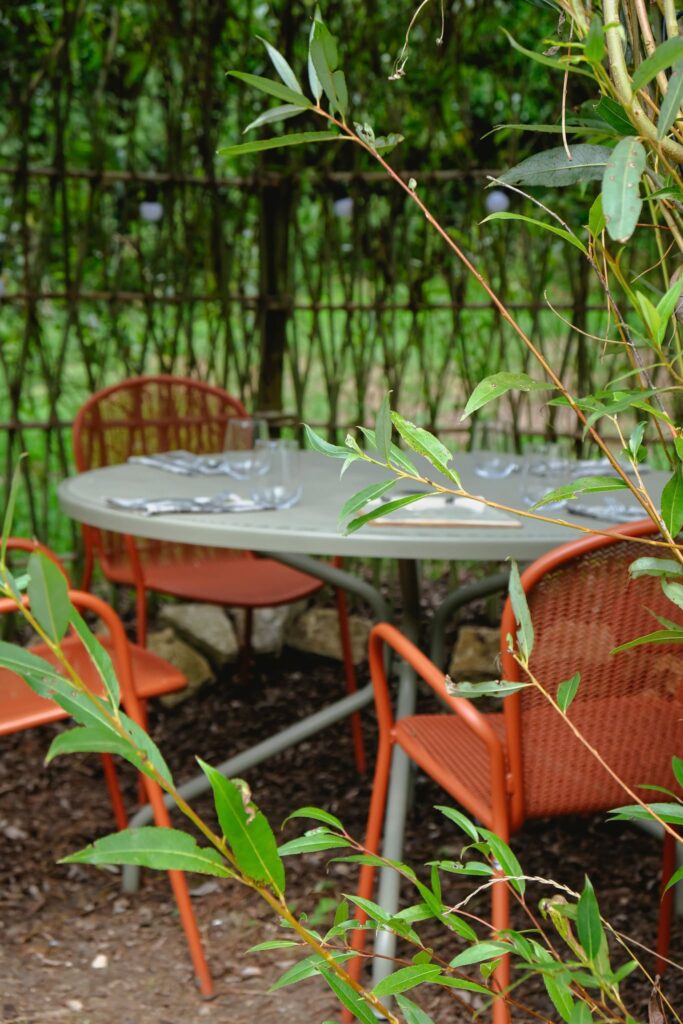 Tables dressées à l'extérieur chez Loue à la Bouche à Scey-Maisiere