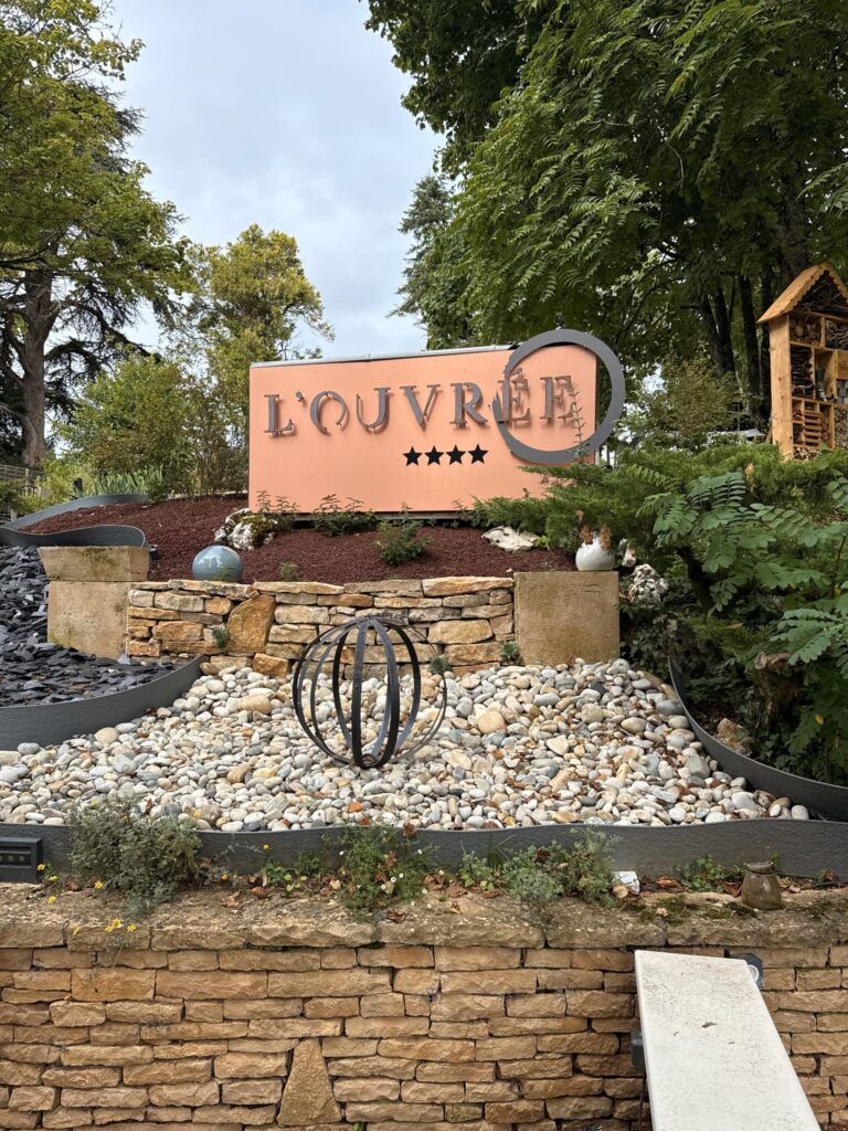 Enseigne de L'Ouvrée à Savigny-les-Beaune