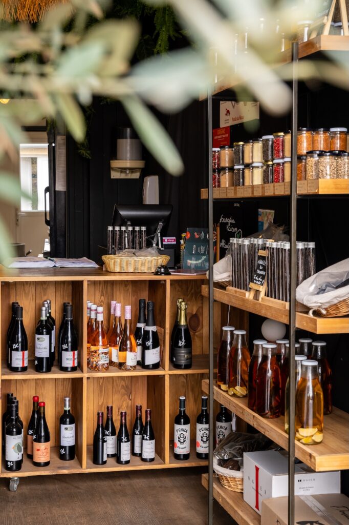 La partie épicerie de Macao Paëlla à Dinard