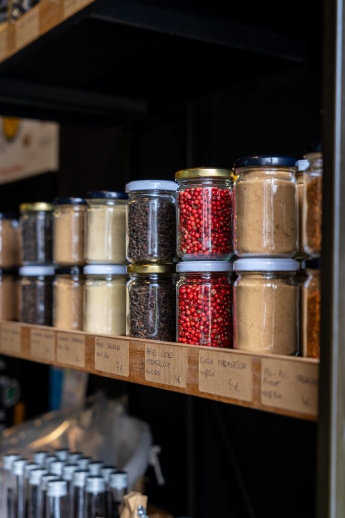 Des bocaux d'épices en vente chez Macao Paëlla à Dinard