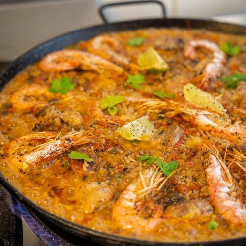 Un plat traditionnel de Paëlla préparé par Macao Paëlla à Dinard