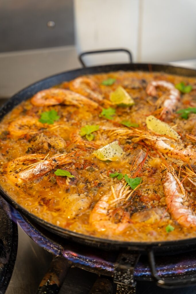 Un plat traditionnel de Paëlla préparé par Macao Paëlla à Dinard