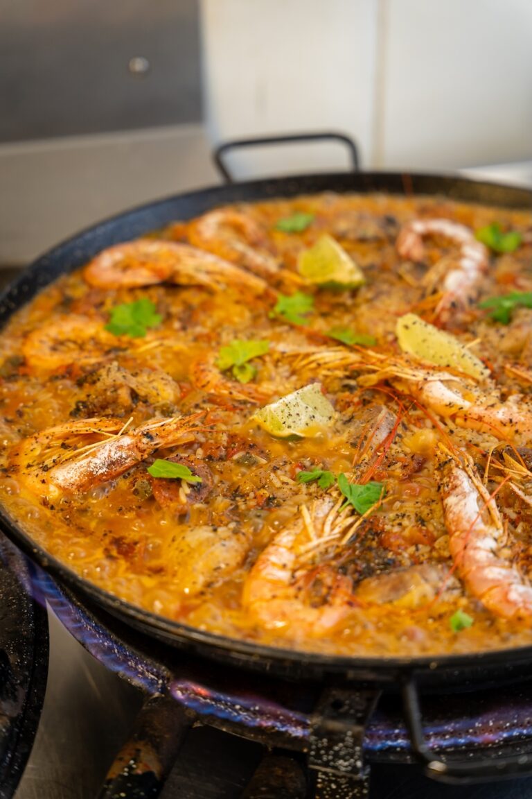 Un plat traditionnel de Paëlla préparé par Macao Paëlla à Dinard