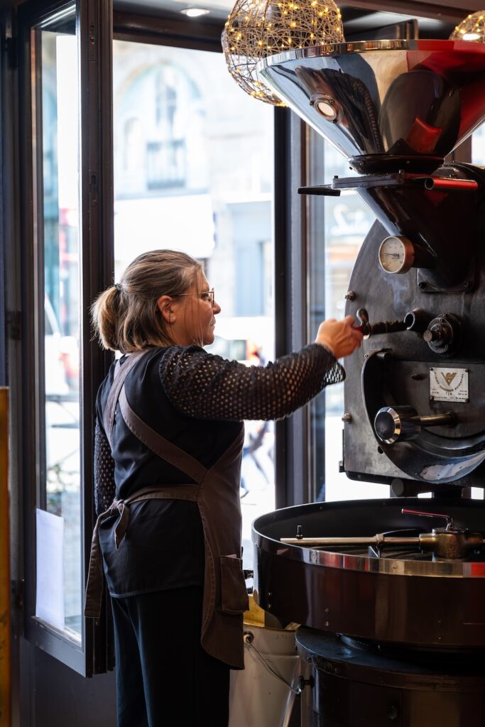 Torréfaction artisanale du café chez Délice des Cafés à Saint-Servan.