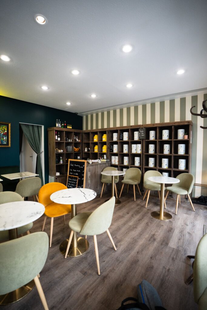 Intérieur du salon de thé Madeleine, à La Baule