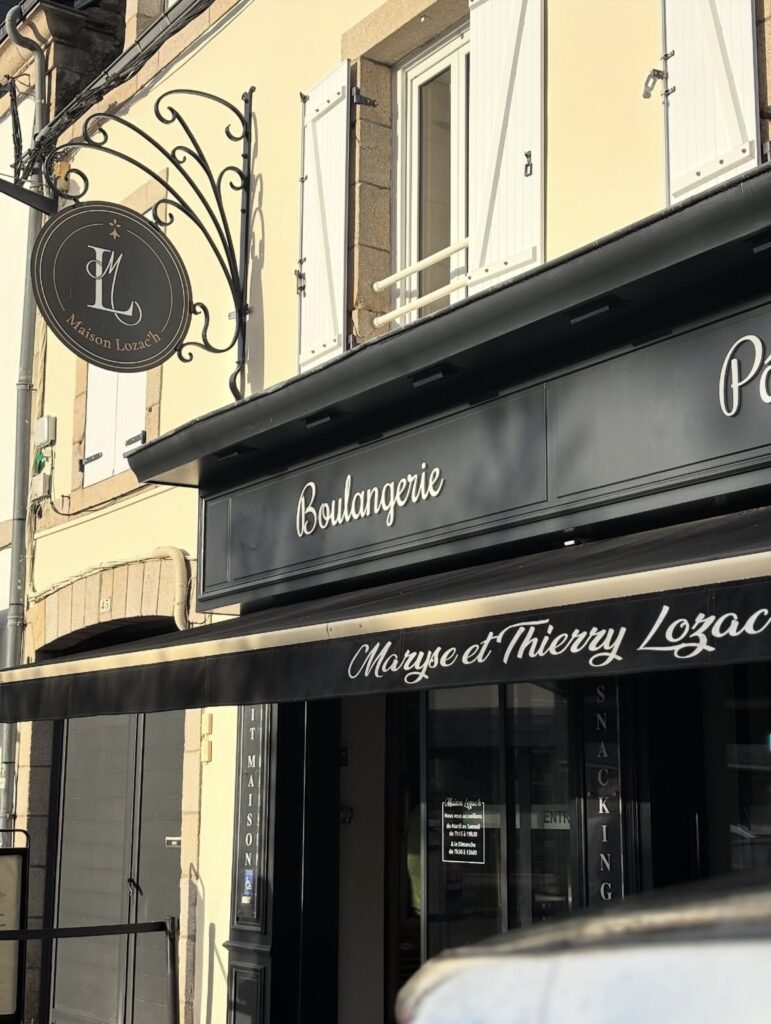 devanture de la boulangerie maison lozac'h à fouesnant
