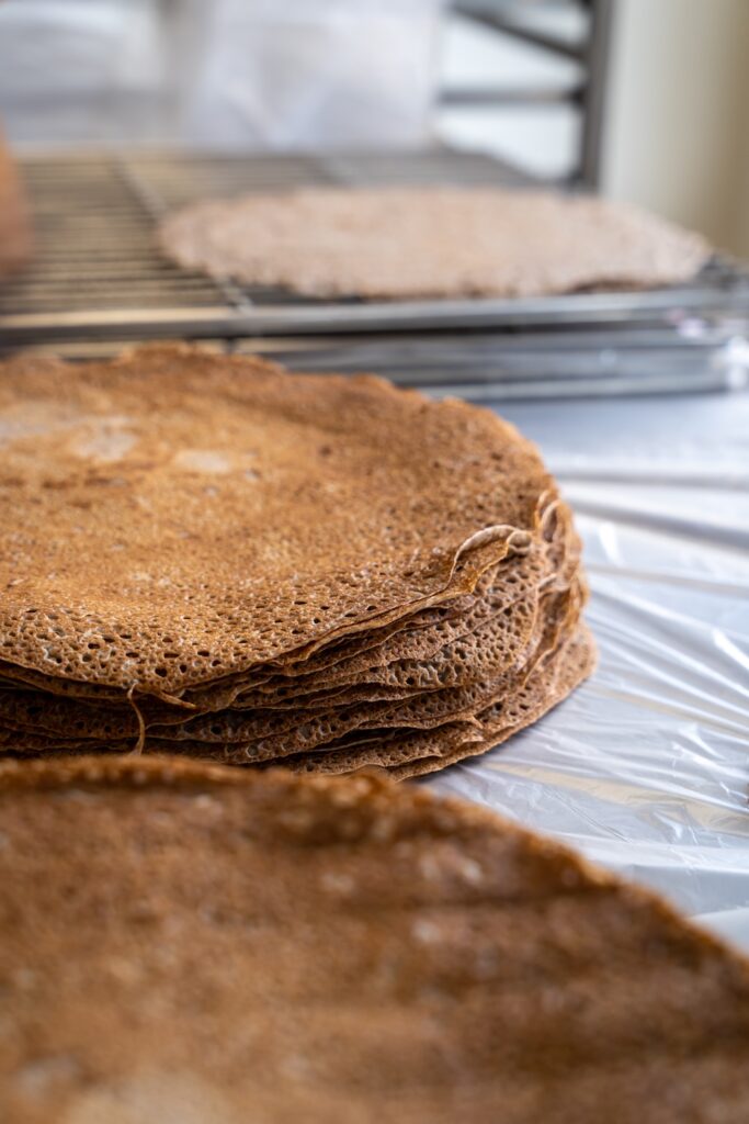 Des galettes préparées par Rodolphe, crêpier de Maître Sarrasin à Saint-Malo