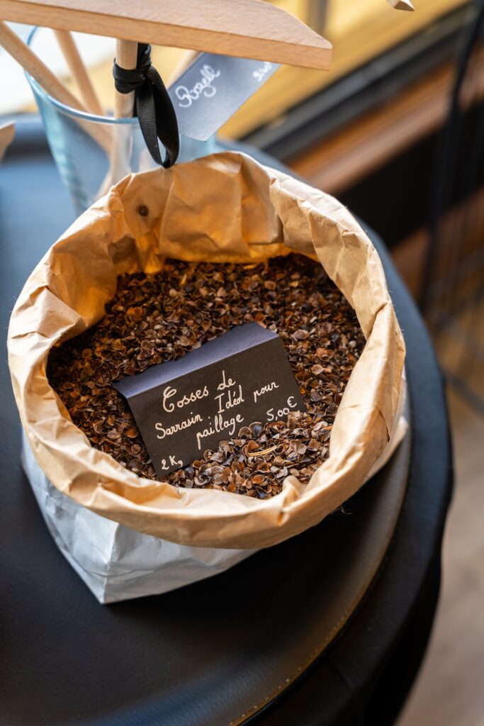 Un sac de cosses de Sarrasin à la vente chez Maître Sarrasin, à Saint-Malo