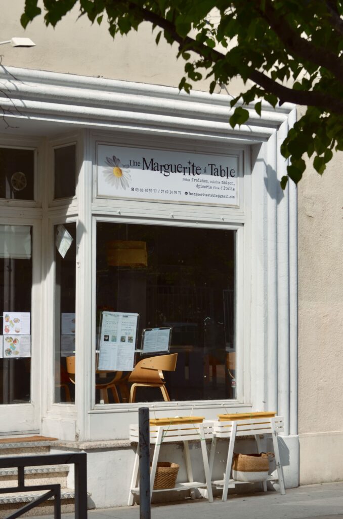 La devanture du restaurant Une Marguerite à Table