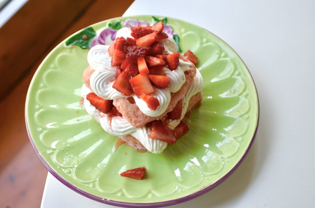 Le tiramisu à la fraise fait directement dans l'assiette du restaurant Une Marguerite à Table
