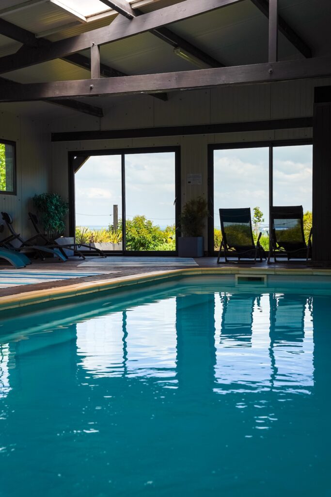 La piscine intérieure de la Métairie du Vauhariot à Cancale