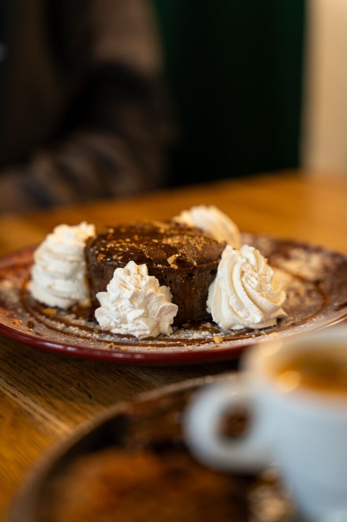 Dessert gourmand moelleux au chocolat et chantilly à L'Accalmie à Beaussais-sur-Mer