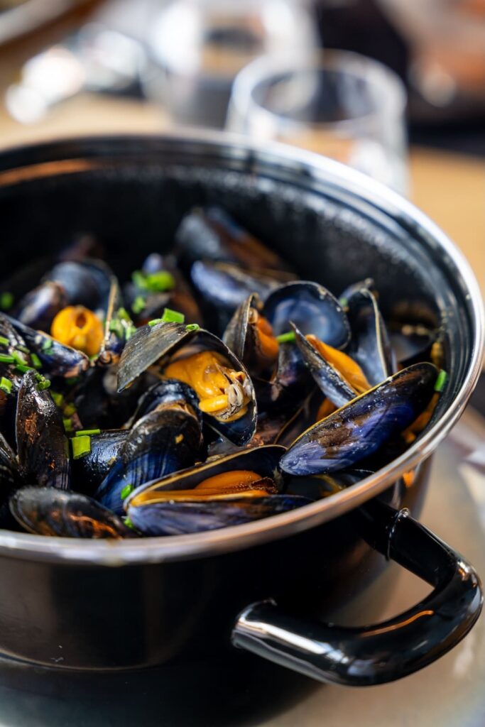 Moules marinières traditionnelles au restaurant Les Voiles de Solidor à Saint-Malo.