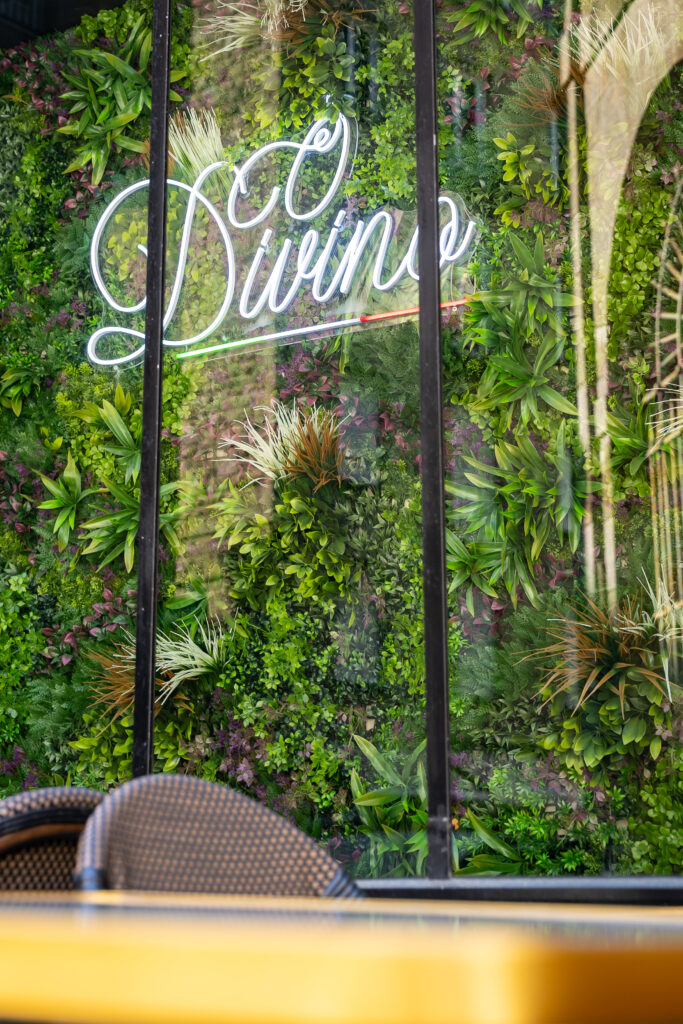 Mur végétal décoratif avec logo du restaurant O Divino à Saint-Malo.