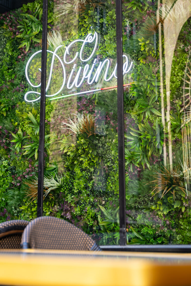 Mur végétal décoratif avec logo du restaurant O Divino à Saint-Malo.